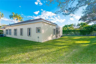 885 Tanglewood Cir, Weston, FL 33327 - Photo 23