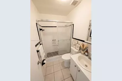 2725 W Okeechobee Rd #17, Hialeah, FL 33010 - Photo 3