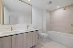 77 SE 5th St, Miami, FL 33131 - Photo 15