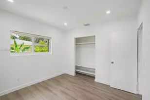 1081 NE 166th St, North Miami Beach, FL 33162 - Photo 9