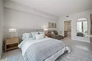 77 SE 5th St, Miami, FL 33131 - Photo 9