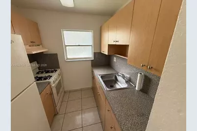 1655 W 44th Pl #302, Hialeah, FL 33012 - Photo 3