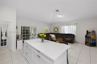 7831 NW 160th Ter, Miami Lakes, FL 33016 - Photo 13