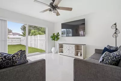 2 Gables Blvd, Weston, FL 33326 - Photo 9