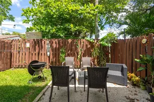 212 NE 3rd St, Hallandale Beach, FL 33009 - Photo 23