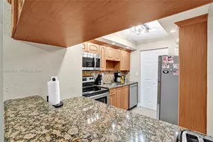 927 NE 199th St, Miami, FL 33179 - Photo 33