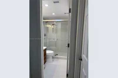 731 N Pine Island Rd #401, Plantation, FL 33324 - Photo 13