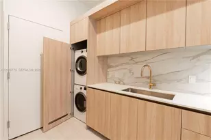 77 SE 5th St, Miami, FL 33131 - Photo 21
