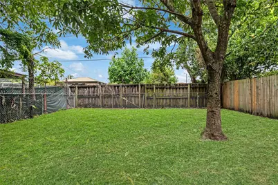 821 NW 36th Ave, Miami, FL 33125 - Photo 33