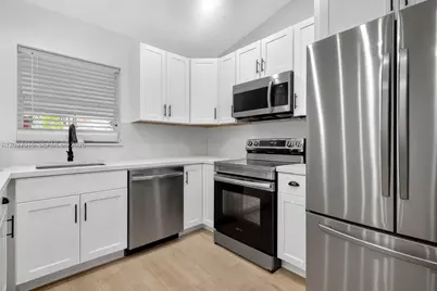 18847 NW 83rd Pl, Hialeah, FL 33015 - Photo 11
