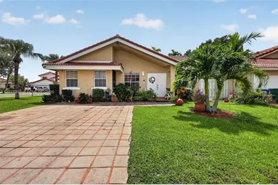 18847 NW 83rd Pl, Hialeah, FL 33015 - Photo 3
