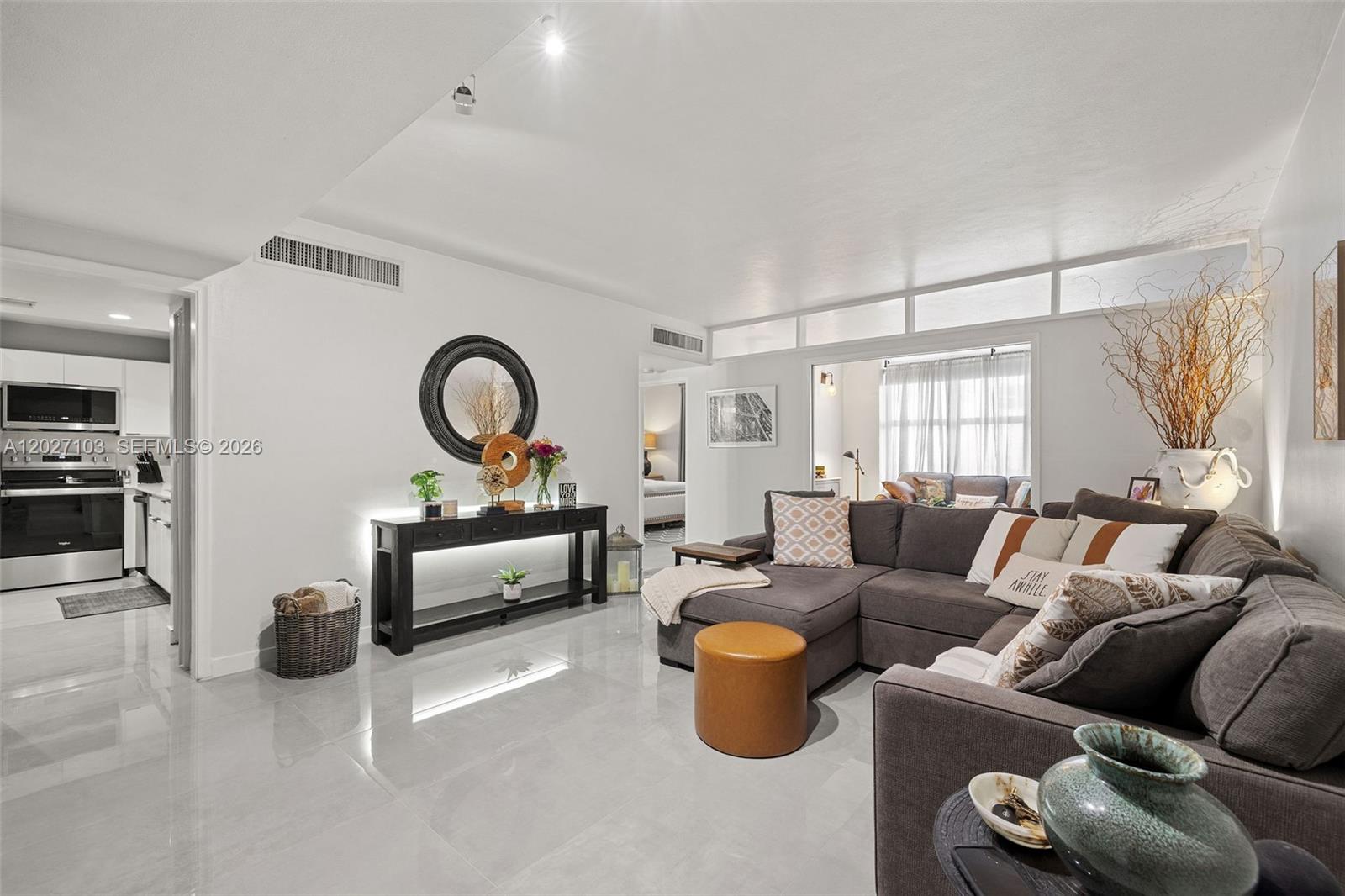 5001 Collins Ave #1E - 5001 Collins Ave #1E, Miami Beach, FL 33140 Luxury Property | Jose Angel Pina