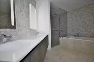 68 SE 6th St, Miami, FL 33131 - Photo 5