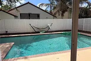 300 Cameron Dr, Weston, FL 33326 - Photo 9