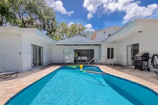 2555 NE 202nd St, Miami, FL 33180 - Photo 19