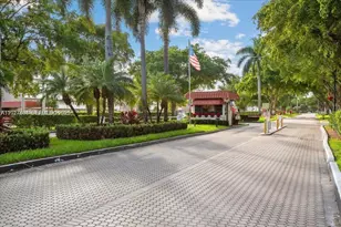 700 S Hollybrook Dr, Pembroke Pines, FL 33025 - Photo 15