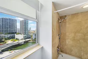 41 SE 5th St, Miami, FL 33131 - Photo 29