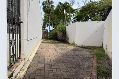 7420 Big Cypress Dr, Miami Lakes, FL 33014 - Photo 23