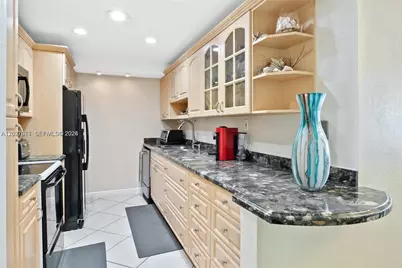5401 Collins Ave #807, Miami Beach, FL 33140 - Photo 13