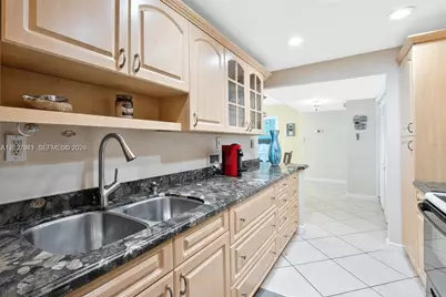 5401 Collins Ave #807, Miami Beach, FL 33140 - Photo 15