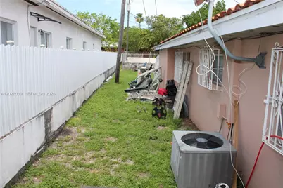 1040 NW 23rd Ct, Miami, FL 33125 - Photo 3