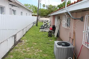 1040 NW 23rd Ct, Miami, FL 33125 - Photo 3