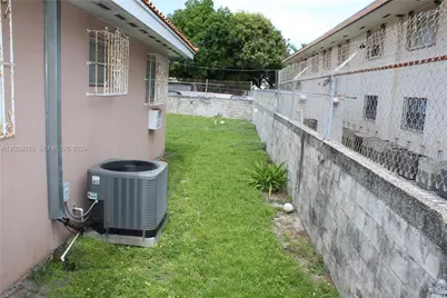 1040 NW 23rd Ct, Miami, FL 33125 - Photo 5