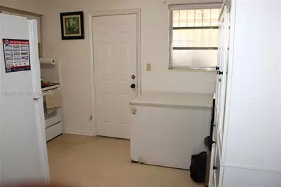 1040 NW 23rd Ct, Miami, FL 33125 - Photo 11