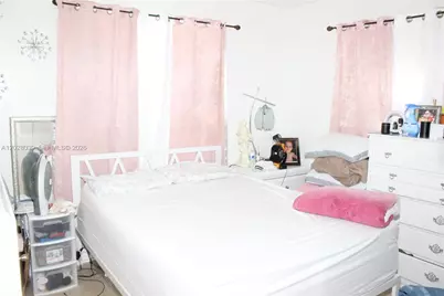 1040 NW 23rd Ct, Miami, FL 33125 - Photo 15