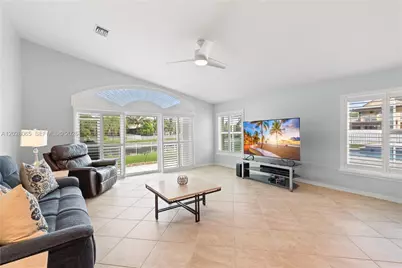 1090 NW 192nd Ave, Pembroke Pines, FL 33029 - Photo 5