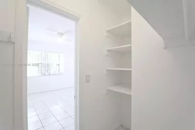 1570 NW 2nd St, Miami, FL 33125 - Photo 15