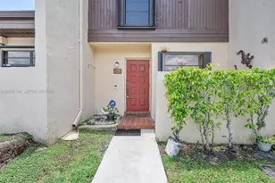9942 NW 10th St, Pembroke Pines, FL 33024 - Photo 1