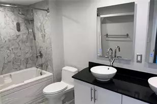 31 SE 5th St, Miami, FL 33131 - Photo 5