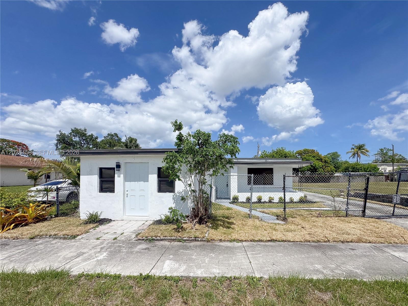 212 NW 28th Way main architectural view