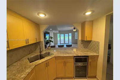 7033 NW 169th St, Hialeah, FL 33015 - Photo 9