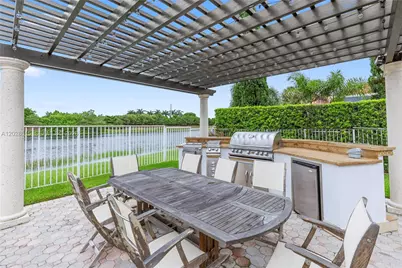 1714 Victoria Pointe Cir, Weston, FL 33327 - Photo 7