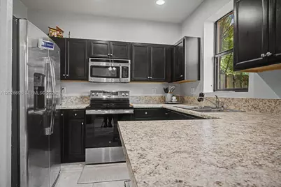 215 SE 37th Pl, Homestead, FL 33033 - Photo 5