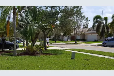 19409 NW 24th Pl, Pembroke Pines, FL 33029 - Photo 5