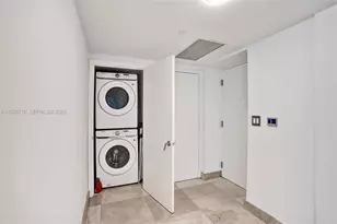 55 SE 6th St, Miami, FL 33131 - Photo 23