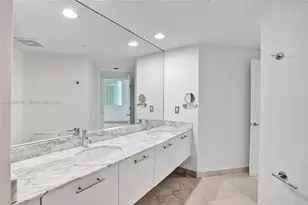55 SE 6th St, Miami, FL 33131 - Photo 15