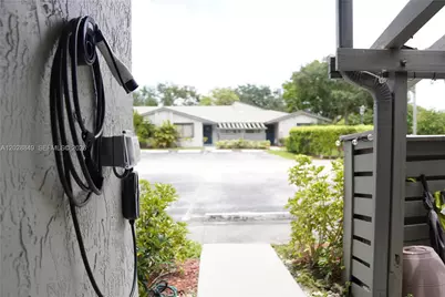 453 Lakeview Dr #2, Weston, FL 33326 - Photo 3