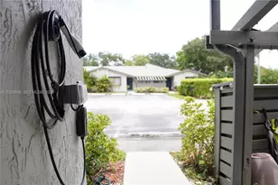 453 Lakeview Dr, Weston, FL 33326 - Photo 3