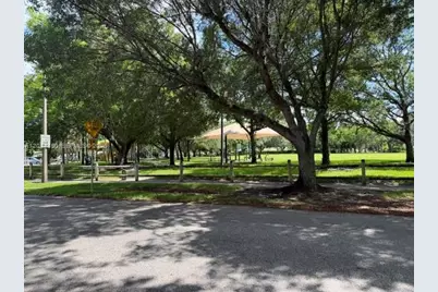 2015 Pinehurst Dr, West Palm Beach, FL 33407 - Photo 3