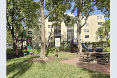 8323 Lake Dr #302, Doral, FL 33166 - Photo 17