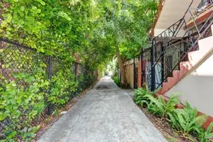 542 NW 8th St, Miami, FL 33136 - Photo 1