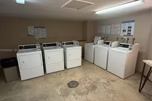 8625 NW 8th St, Miami, FL 33126 - Photo 29