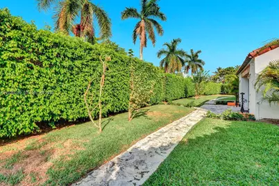 6350 Pinetree Dr, Miami Beach, FL 33141 - Photo 5