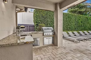 8052 NW 161st Terrace, Miami Lakes, FL 33016 - Photo 7