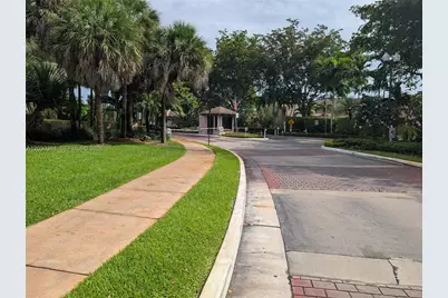 1300 NW 122nd Ter, Pembroke Pines, FL 33026 - Photo 29