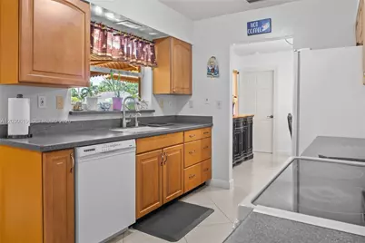7617 NW 66th Ter, Tamarac, FL 33321 - Photo 11